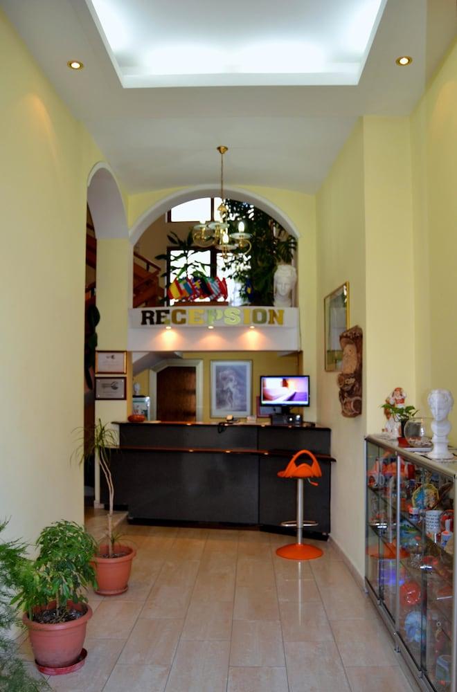 Kruja Hotel Тирана Екстер'єр фото